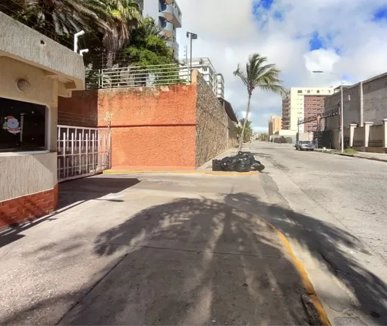 Local Comercial En Una De Las Mejores Zonas De La Isla De Margarita, En La Urbanización Playa El Ángel, Cercano A Centros Comerciales, Zona Gastronómica  Y Supermercados. 