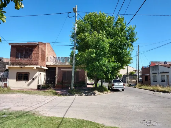 Casa De Dos Plantas , Buena Ubicacion En Bernal Oeste , Accesos De Transporte Y Centro Comercial Cercanos. Aclaracion, Ambas Calles Estan Asfaltadas En La Actualidad.