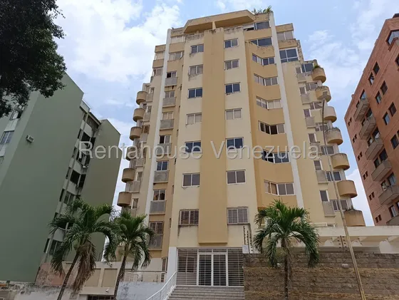 Apartamento Comodo, Espacioso, Iluminado Y Con Agradable Ventilacion Natural 26-17903