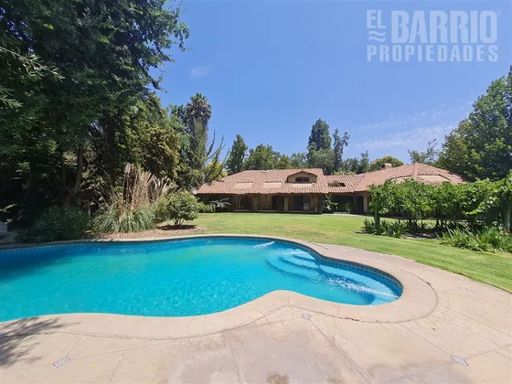Casa En Venta De 5 Dorm. En Colina