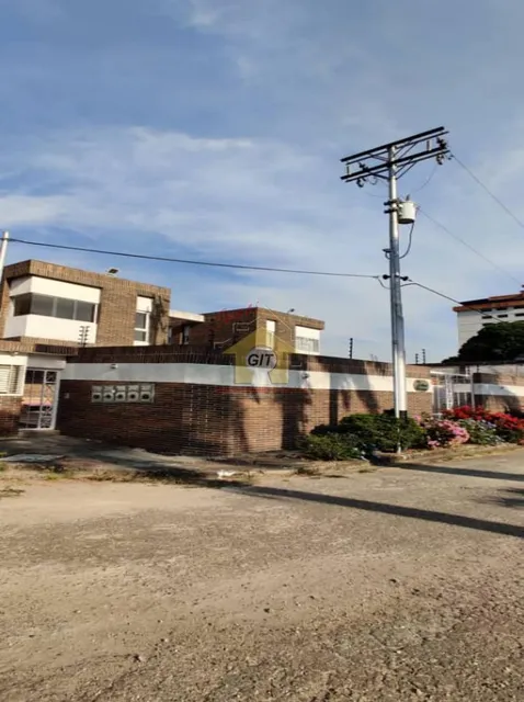 Town House De 118mt2 En Obra Blanca, Ubicado En Naguanagua, Se Ubica En Calle Cerrada Para Remodelar A Tu Gusto. Solo Clientes. Lm