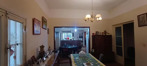 Casa  En Barrio Pueyrredon  A Mts De Av. Patria  .  5 Dorm, Dos Baños, Lote De 371 Mts .
