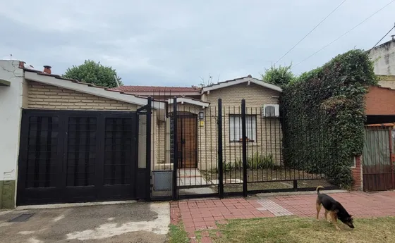Venta Casa De 4 Ambientes, 2 Cocheras, Fondo Libre Y Pileta