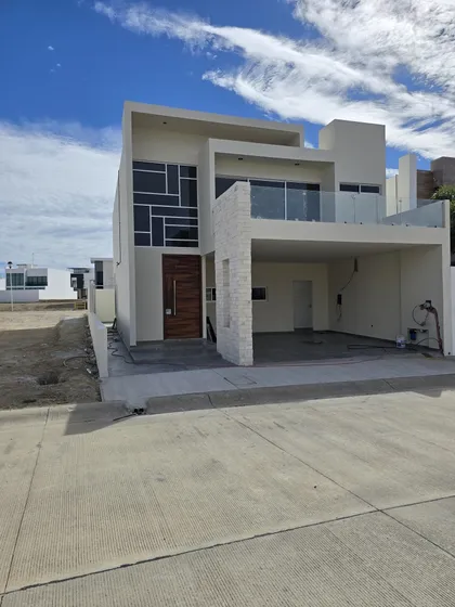 Casa Recidencial Cuenta Con 4 Recamaras 3 Baños Y Alberca