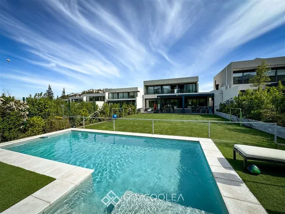 Casa En Venta De 4 Dorm. En Lo Barnechea
