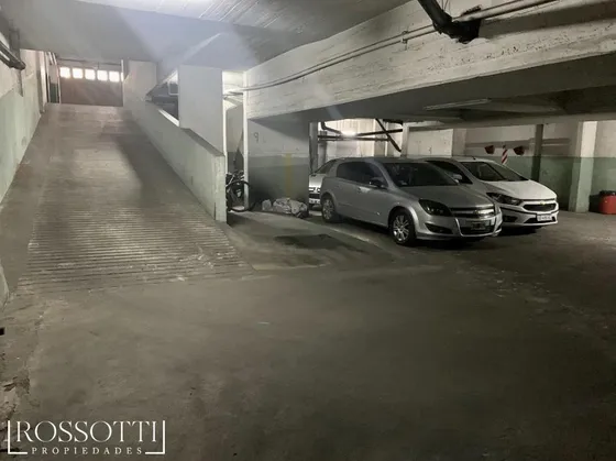 2 Cocheras Juntas Fijas Cubiertas En Edificio - 2,47 X 2,50 Mts Cada Una.