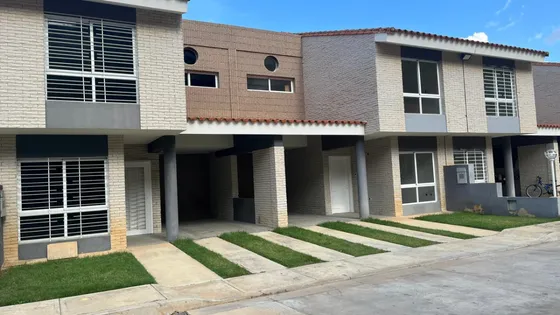 Townhouse En Venta En La Esmeralda Obra Blanca Mcc