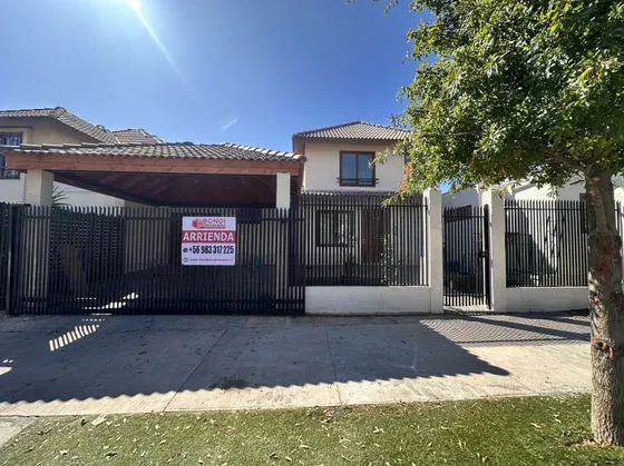 Arriendo Preciosa Casa En Izarra: 4h/4b Con Gran Terreno!