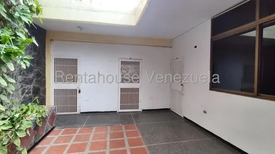 María Valera Te Ofrece Excelente Local En Alquiler En Centro De Barquisimeto, Ideal Para Cualquier Tipo De Actividad, Amplios Espacios, Tanque Subterráneo, Alta Afluencia Vehicular Y Peatonal.