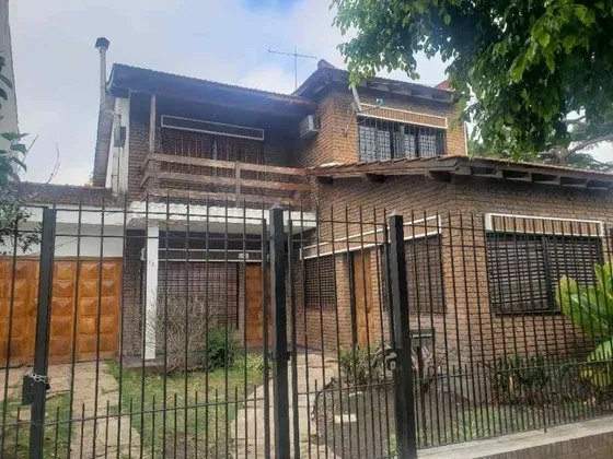 Solido Chalet 6 Amb. En Excelente Ubicación 