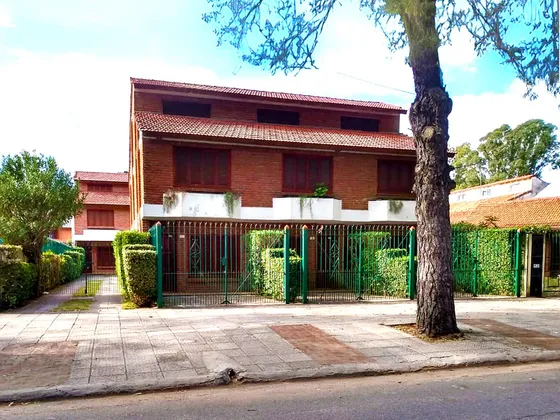 Dúplex De Tres Plantas De Excelencia, Ubicado En La Calle Mitre (veredas Muy Anchas Y Arboladas),  Entre Garay Y Oro, En Zona Céntrica Residencial.