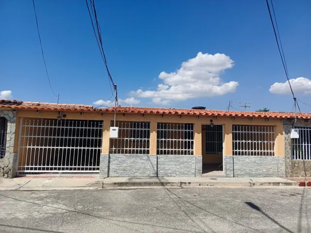 Casa / Venta / Turmero/ Urb. Valle Lindo / 182m² / 3 Hab/ 2 Baños/ 4 Pe/ 4 Maleteros