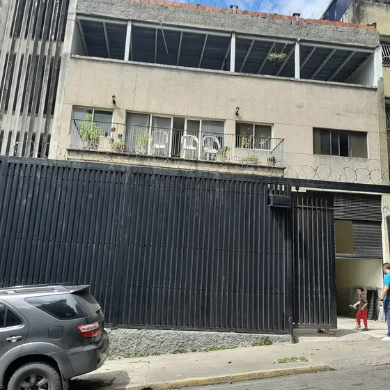Se Alquila Edificio Para Depósito, Fábrica, Industria. Av Victoria