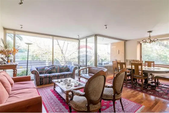 Duplex Con Jardín En Vitacura, 5 Dormitorios,.