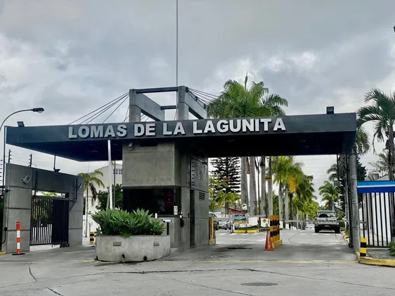 Vendo Casa Con Área De 500m2, Ubicada En La Urb. Lomas De La Lagunita 6h/ 5b/ 3p. Excelente Oportunidad 