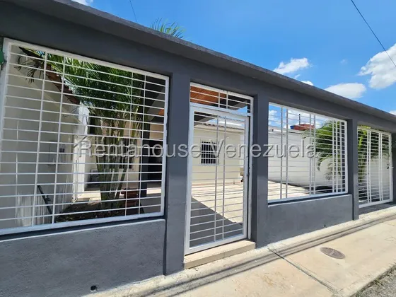 En Venta Espectacular Casa Ubicada En El Exclusivo Urb Privado Urb. Villas Del Centro (la Morita). Diseñada Con Ambientes Amplios Y Acabados De Primera Para Un Estilo De Vida De Máximo 27-2845 Miriam