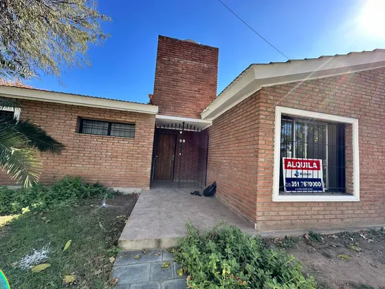 Casa En  Alquiler Tres Dormitorios Villa Belgrano