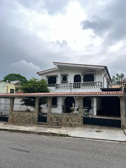 Casa De 2 Niveles En Venta Valencia. Carabobo Urb . Las Chimeneas. Av. Principal . 386m2 De Construcción (mer)