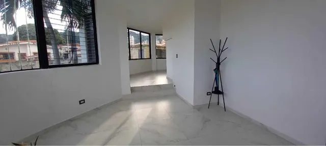 Vendo Casa De Esquina En Calle Cerrada Valles De Camoruco Va