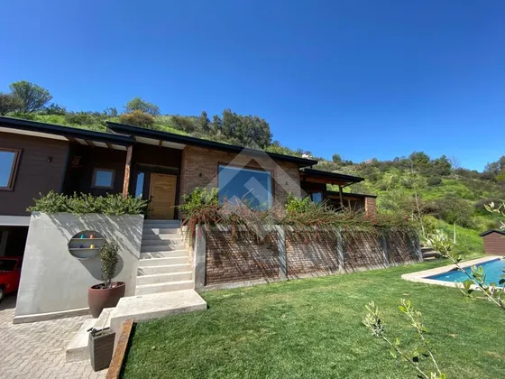 Casa En Venta De 6 Dorm. En Buín