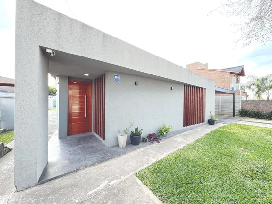 Venta - Casa En Funes 2 Dormitorios