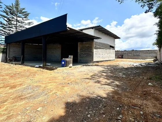 Bodega En Arriendo Ubicado En El Carmen De Viboral Sector Las Garzonas (24729).