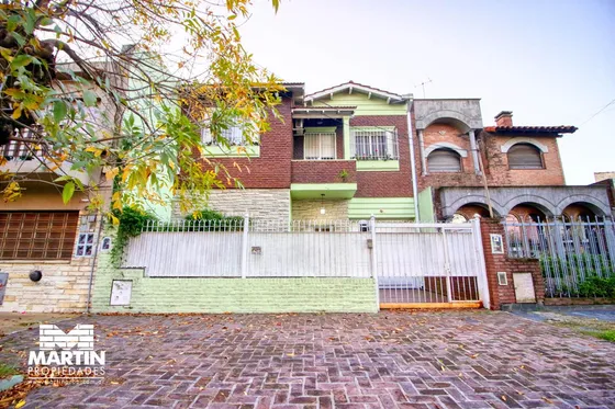 Casa 4 Amb En Venta Con Jardín, Pileta Y Quincho En Florida