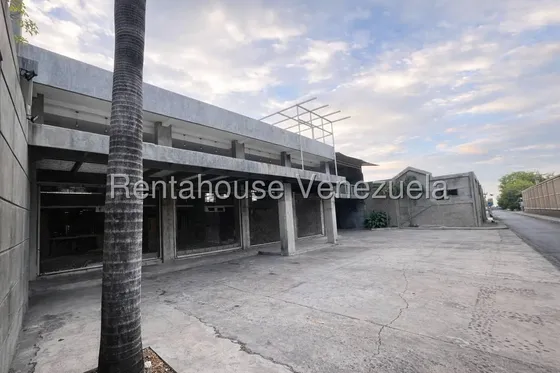 Locales Comerciales En Venta Diseñados Para Operaciones A Gran Escala 1500 Metros Zona Centro Maracay Estef 26-16427