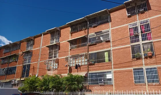 Apartamento En Alquiler, Urb.  La Rosa, Conjunto La Montaña, Piso 2,  Guatire Yh