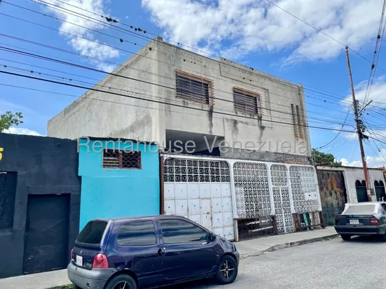 Venta Amplia Casa De 2 Niveles En El Oeste De Barquisimeto Rc