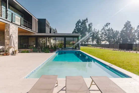 Casa En Parcela, Por Av.chicureo, Cercana A Colegio Sta.cruz