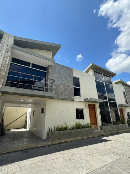 Se Vende Townhouse Res. Naiguata Manantial Naguanagua Mc