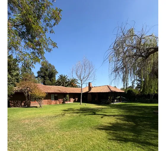 Casa En Venta Estilo Chileno, Ubicada En Chicureo.