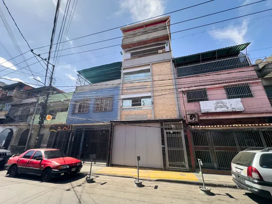 Casa En Venta En Catia Completamente Nueva, En Avenida Principal, Con Pozo De Agua Y Estacionamiento De Uso Residencial Y/o Comercial