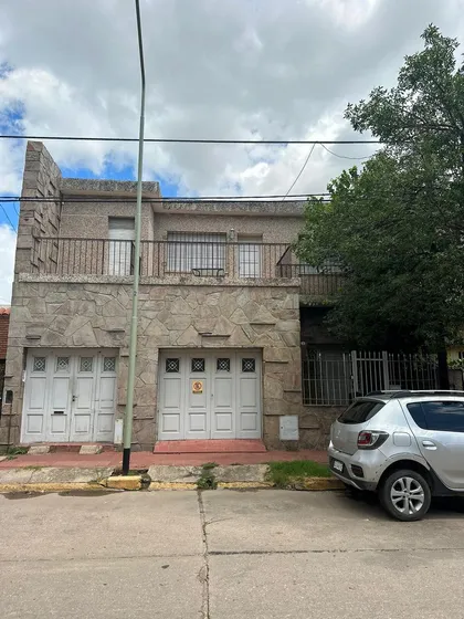Casa En Venta - 3 Habitaciones - 2 Cocheras - Barrio Centro