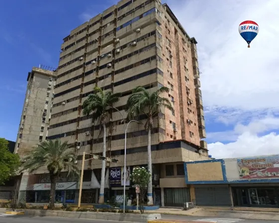 Re/max 2 Mil Vende Apartamento En Avenida 4 De Mayo, Edif Tifany, Con Zona Residencial Y Comercial