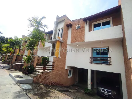 Townhouse En Venta En Barrio Sucre Maracay Aragua 24-15794 Irrr