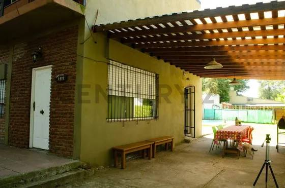 Venta Casa De Diseño Moderno Con Pileta Y Amplio Espacio Verde En Tortuguitas.