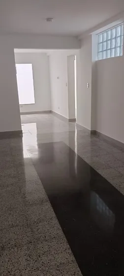 Apartamento Remodelado Para Estrenar, Iluminado Con Patios Y Garaje Cubierto, En Zona Residencial Tranquila Y Arborizada, Cercana A Todos Los Servicios.