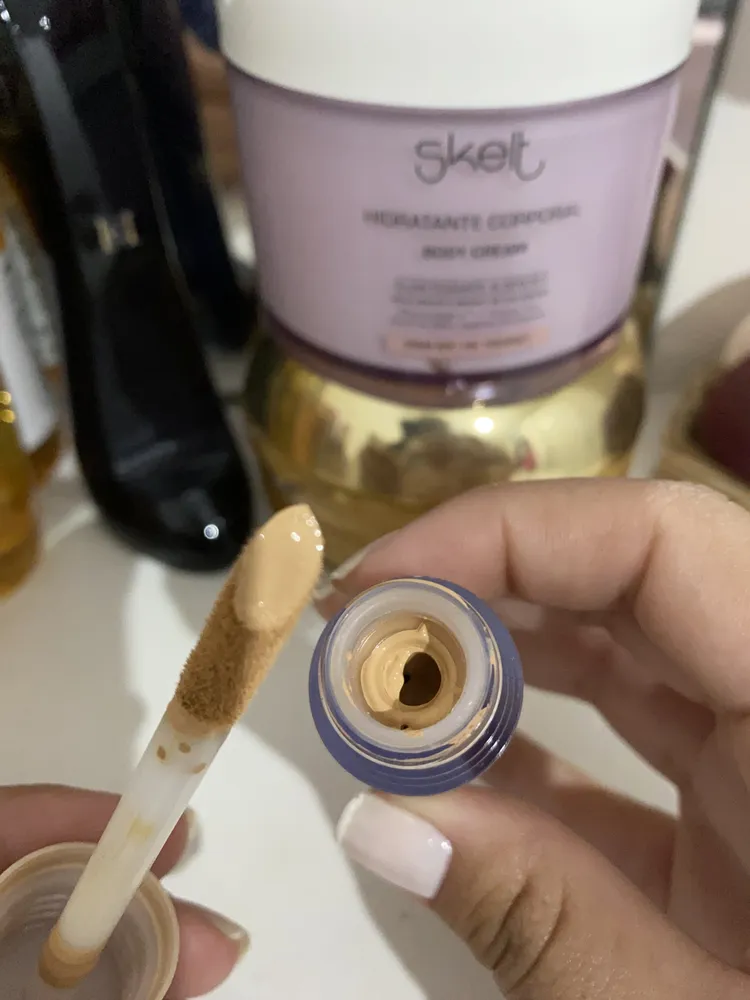 Antes e depois com corretivo Angel Wings