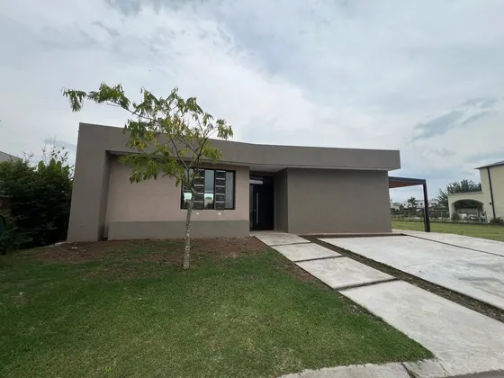 Casa En Venta 3 Dormitorios + Estudio Santa Elena Pilar Del Este