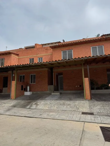 Iris Hernandez Alquila Townhouse ( 210 M2 ). En Piedra Pintada. Valencia. Carabobo