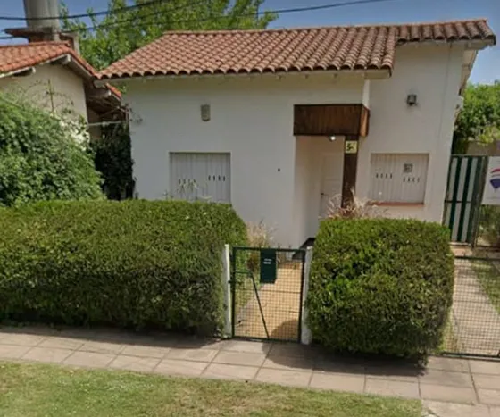 Típica Casa En Hurlingham Con Jardín Delantero Y Trasero. Mucho Verde