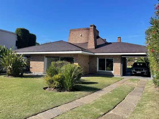 Venta Casa Carrasco Sur 4 Dormitorios Con Gran Fondo