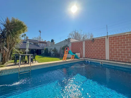 Casa En Venta En Lanús Este Con Patio Y Piscina