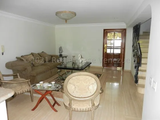 Apartamento En Alquiler En Colinas De Valle Arriba  22-7471 K.f