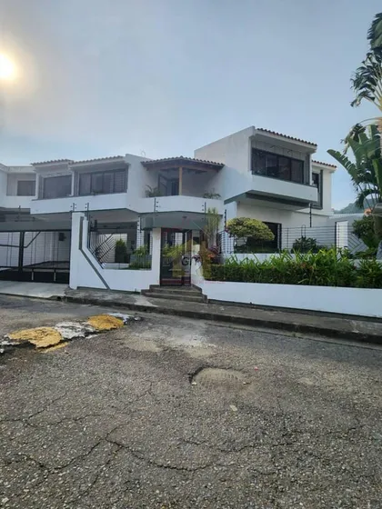 Casa En Venta Valencia, Prebo 3, Terreno De 565mts2 Y Un Área De Construcción De 445 Mts2, Gua De Pozo Y Vigilancia 24/7 Del Urbanismo, Tanque Subterraneo Con Filtro Pasteru, Planta Electrica Gf