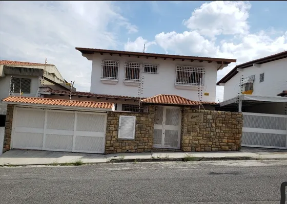 Los Naranjos Del Cafetal Urbanización Privada Vigilancia Con Cámaras Espectacular Vista Tanque 20.000lts Maravilloso Sótano Integrado A Jardín Con Terraza Techada Bar Tasca Anexo 40mts 5puestos Jardín
