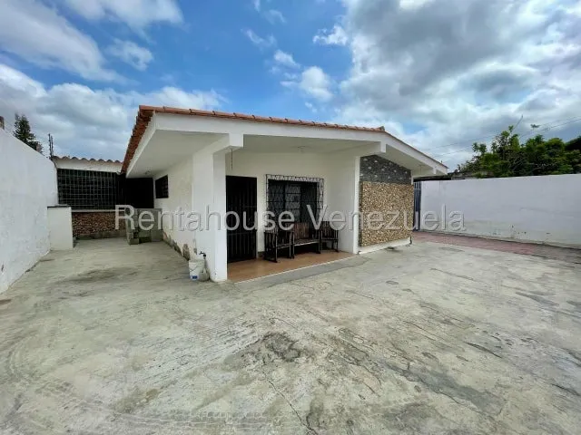 Raiza Suarez Trae Para Ti Un Nuevo Hogar En El Oeste De Barquisimeto 2  5 1 8 5 5 9, Amplia Casa  Que Cuenta Con 6 Habitaciones,  5 Baños  Y Espacioso Estacionamiento ,excelente Ubicación  