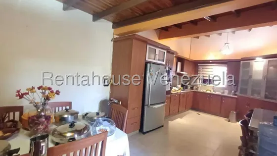Casas En Venta En La Avenida Libertador Cabudare Cod.25-11844 Nd